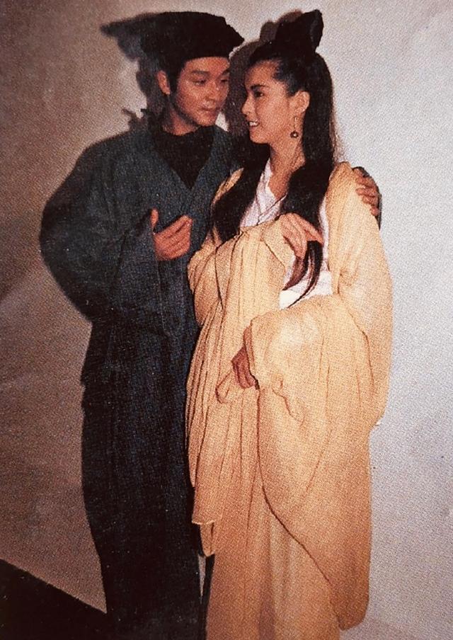 无法重拍的瞬间玩手机的宋江还有搂李小龙脖子的肥肥