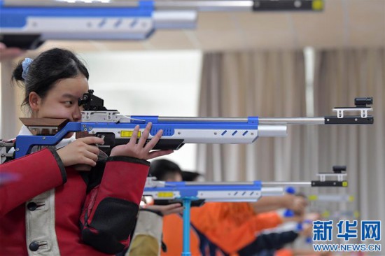 在江西省南昌市南昌县诚义学校,射击队队员们在进行激光枪射击训练