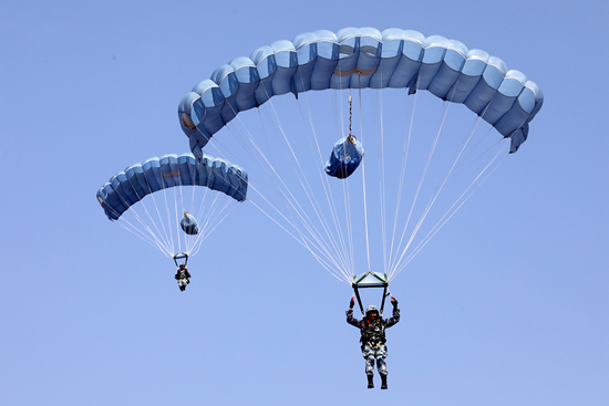&nbsp;&nbsp;&nbsp;伞兵实施高空翼伞渗透.