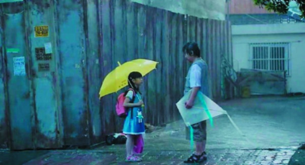 图说：电影《素媛》里的受害小女孩和罪犯在雨中相遇。 GJ图