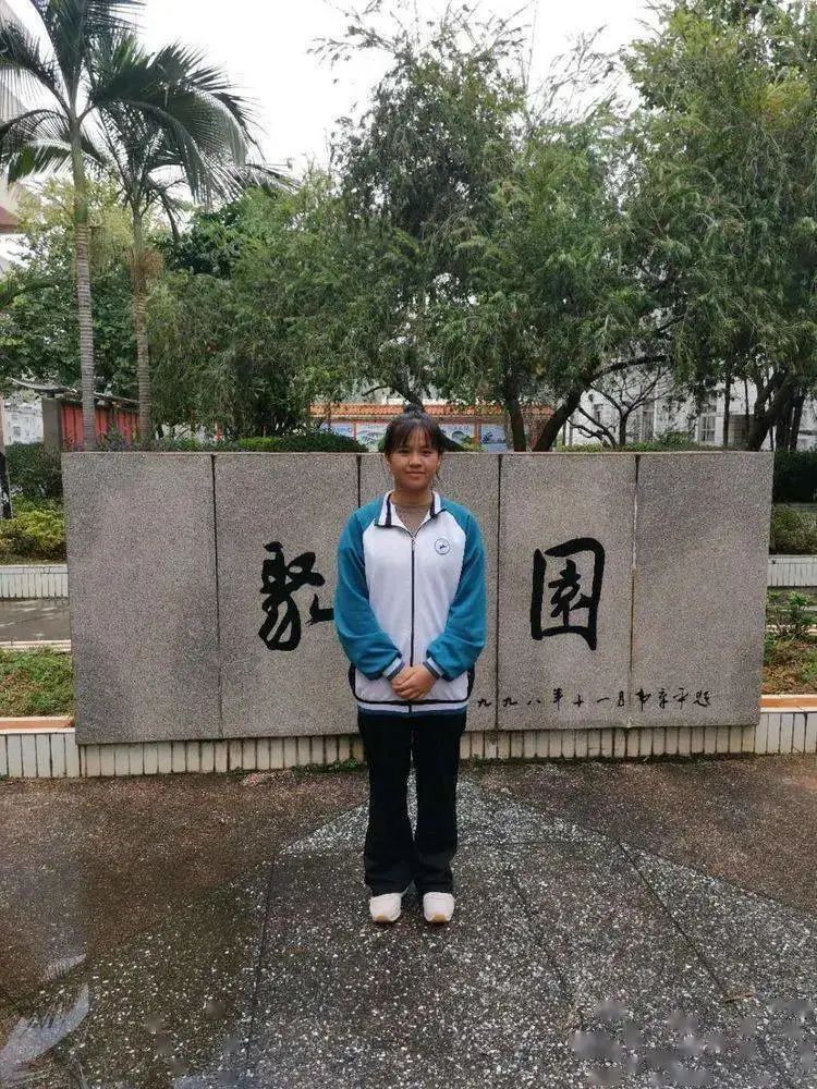 最美女孩象州县民族中学20(9)班韦芊涵最先救助老人的女孩,是来宾象州