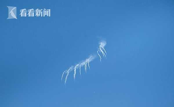 飞机对最初的拦截程序没有反应,但在北美防空司令部战斗机发出信号弹