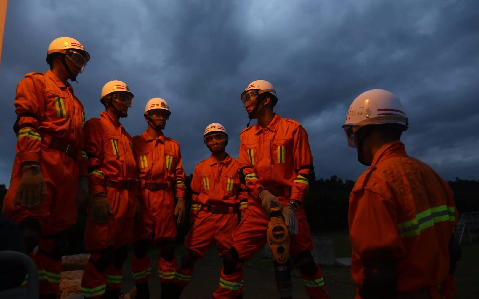 从橄榄绿到火焰蓝90后老消防员坚守的12年