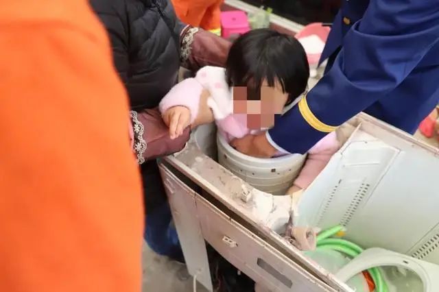 10月27日,曲靖宣威市一小女孩趁家长不注意,被卡在了这里……【点击