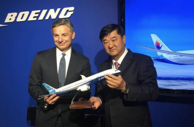 东海航空及大湾区航空董事长黄楚标(右)