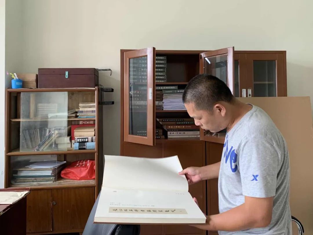 蔡伟在看他收藏的书。中青报·中青网记者王景烁/摄