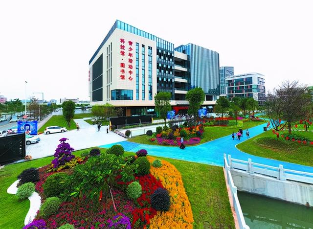 江门高新区新投入使用的科技馆,图书馆,青少年活动中心 付师华 摄
