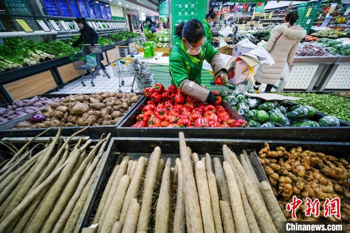 图为民众在拉萨一超市采购。(资料图) 何蓬磊 摄