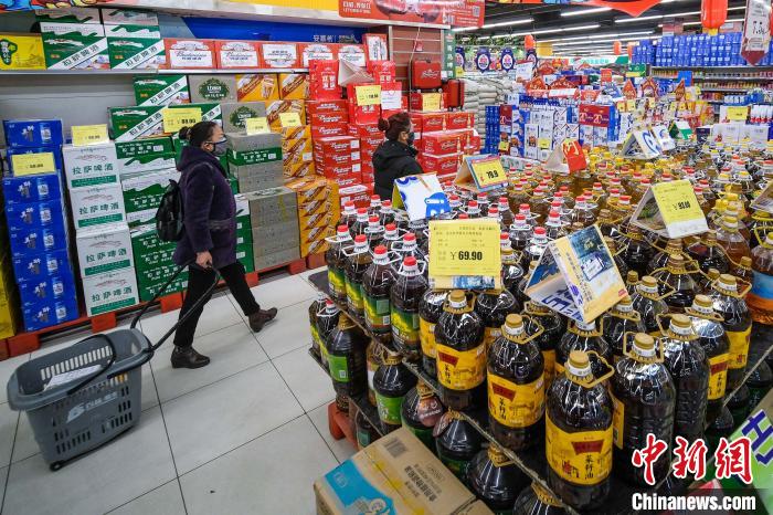图为民众在拉萨一超市采购。(资料图) 何蓬磊 摄