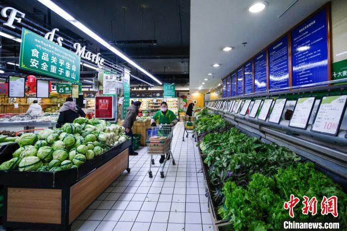 图为民众在拉萨一超市采购。(资料图) 何蓬磊 摄