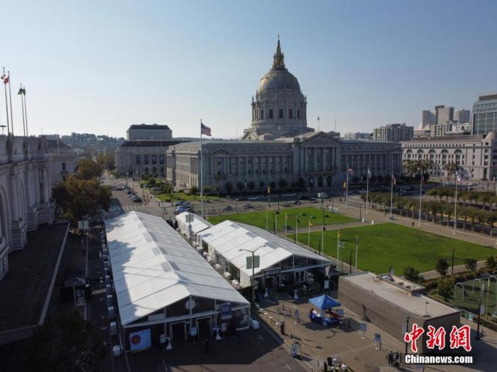 资料图：当地时间10月5日，美国加州旧金山市政厅投票中心在户外向2020年美国大选的选民开放。 中新社记者 刘关关 摄