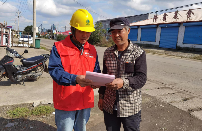 (孙岩)10月28日,辽宁葫芦岛供电公司员工刘辉,李德余在建昌县头道营子