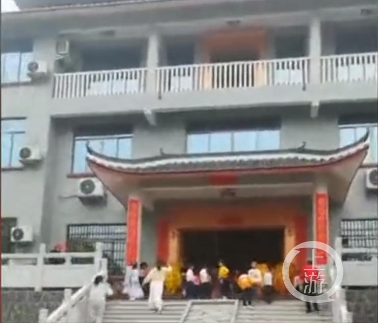 网友在短视频平台曝光的“杨县长豪宅”。/视频截图