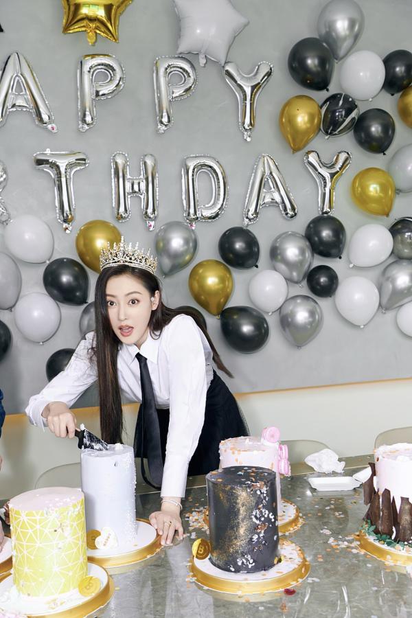 张天爱庆生学院风穿搭甜美可人 切蛋糕吐舌搞怪简直甜化了