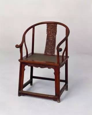 黄花梨螭纹圈椅，明，故宫博物院藏。