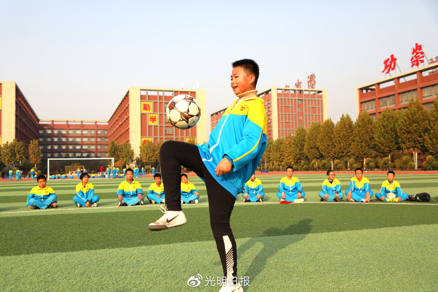 10月25日,河北省衡水市志臻学校安平校区,学生进行足球颠球项目比赛.