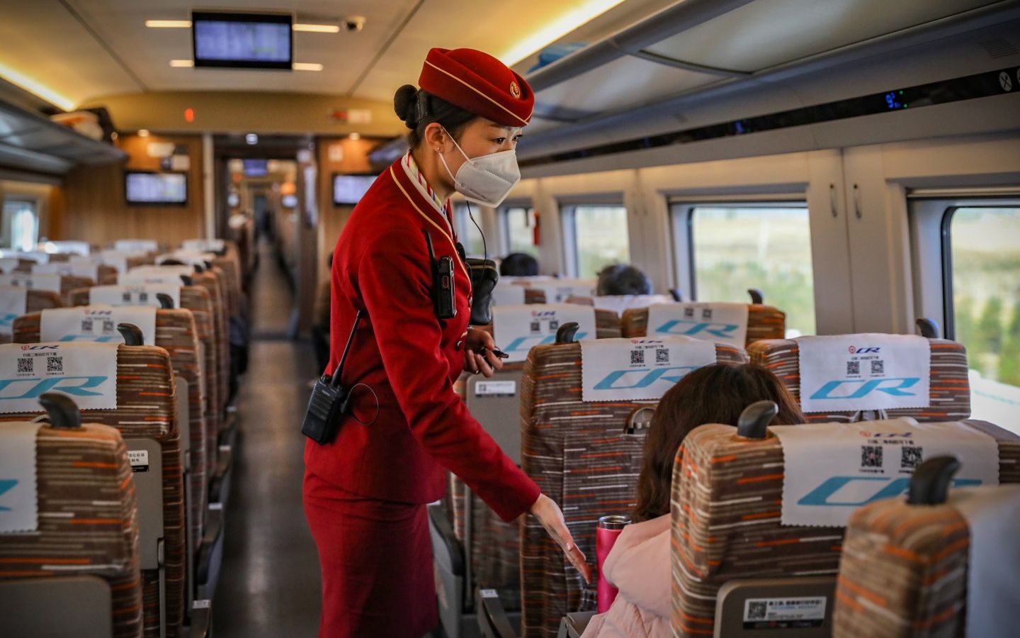 g8811/8812次列车列车长吕盼与乘客交流.