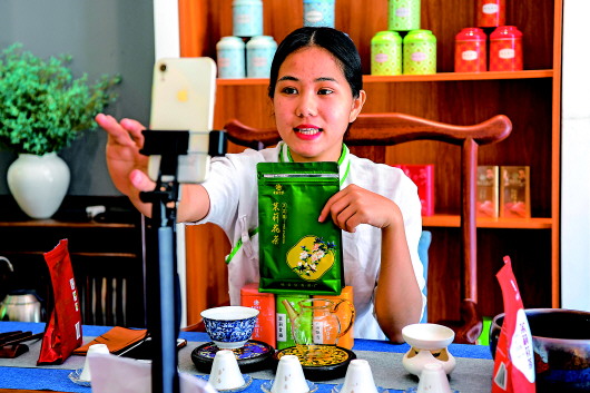 　　横县一茶厂工作人员通过手机直播销售茉莉花茶（9月14日摄）。 记者曹祎铭摄