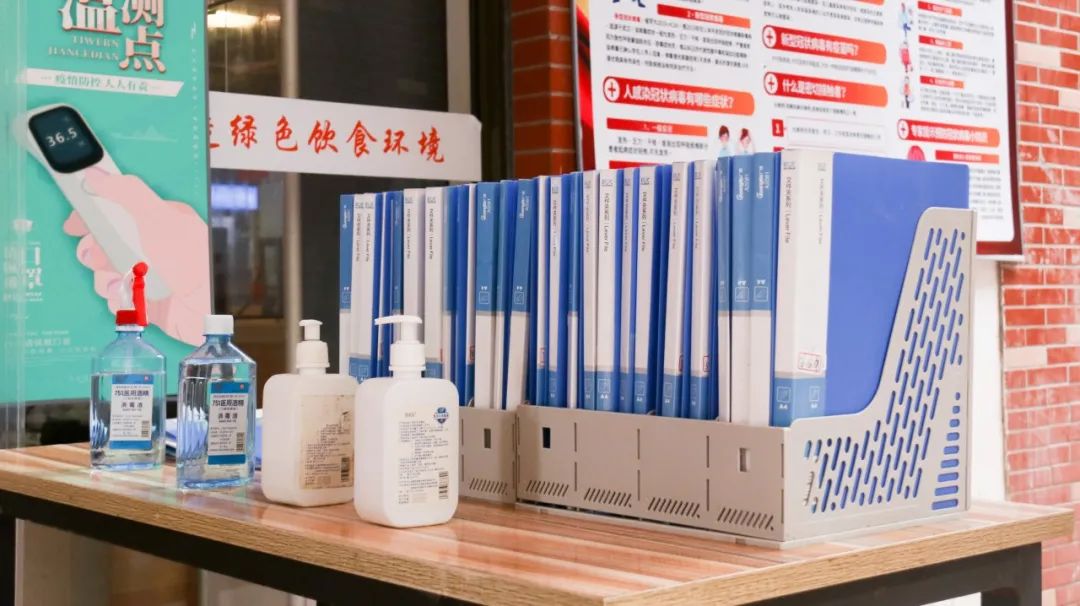 ▲疫情期间,学校食堂做好防控检测工作