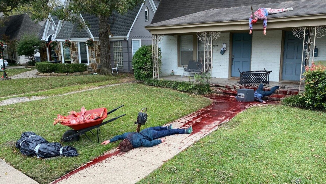 他在家门口上演电锯杀人,鲜血四溅…|电锯|鲜血|案发现场_新浪新闻