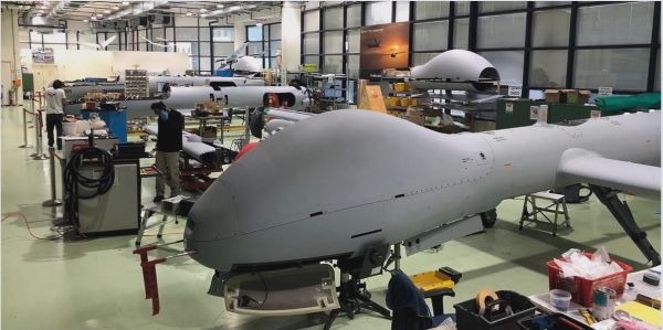 以色列埃尔比特系统公司工厂正在组装最新款无人机，这些无人机全长超过8米。（日本《朝日新闻》）