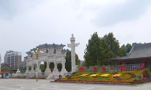 在商务小区,仓圣公园,人民广场,中华牡丹园及世纪之门等重点游园公园