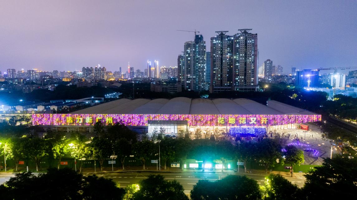 巨无霸文化场馆焕新花地湾国庆上演绚丽灯光秀