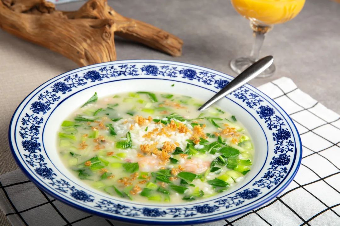 近水人家的咸泡饭向无定额,有什么料下什么,只要不是红烧便罢.