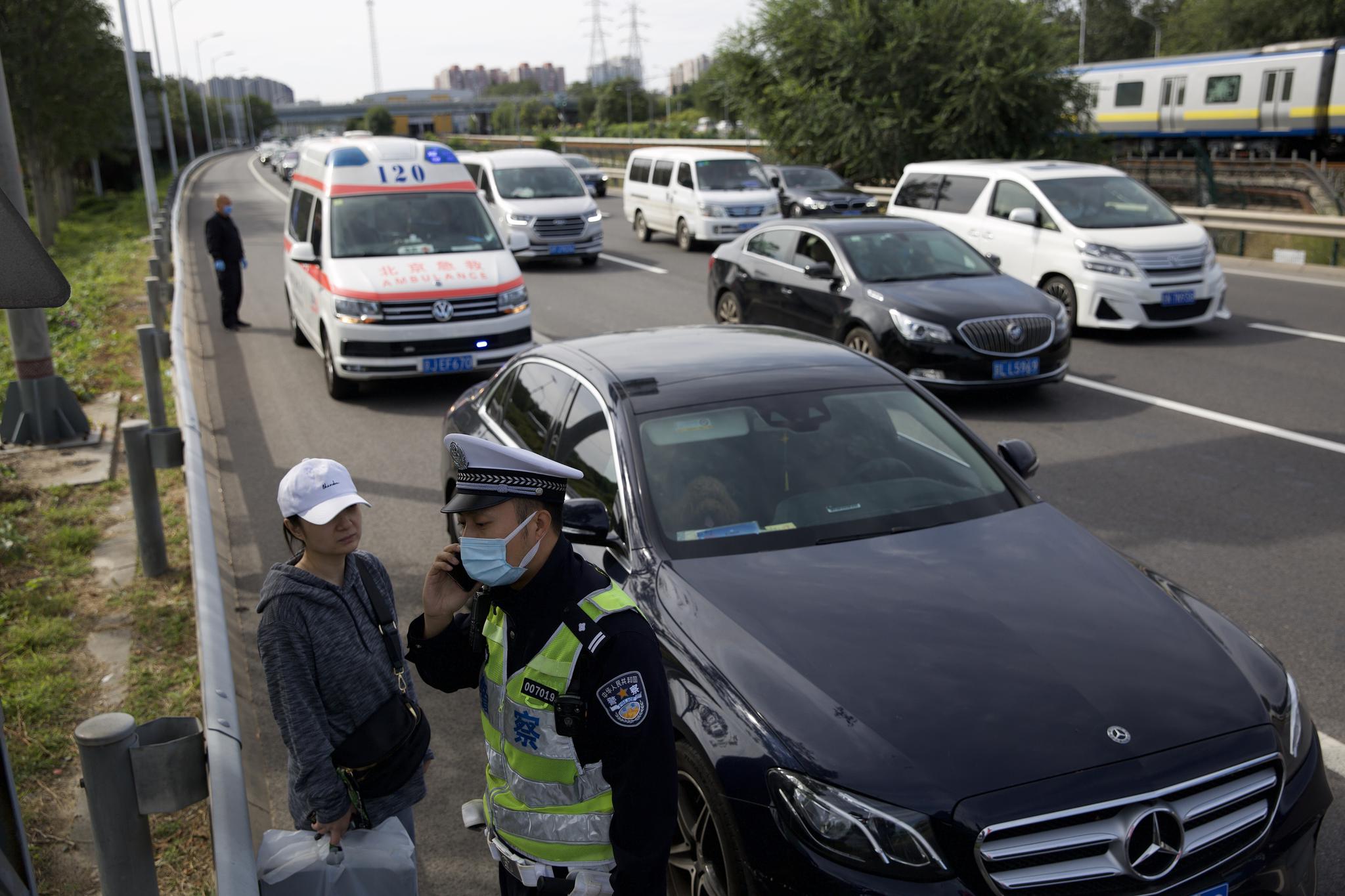 北京交警严查违法占用应急车道 昨日380余名司机被罚