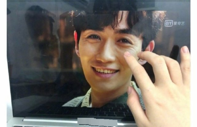 爱奇艺意外曝光其素颜未修图后秒删,鱼尾纹密集像50岁|爱奇艺|朱一龙