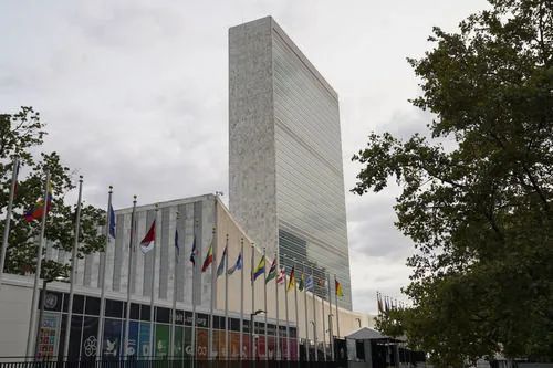 联合国大会9月21日举行联合国成立75周年纪念峰会，通过《纪念联合国成立75周年宣言》，重申对可持续发展、环境保护、和平、正义、性别平等等方面的承诺。宣言强调多边主义和国际合作的重要性。这是9月14日拍摄的位于纽约的联合国总部外景。新华社记者 王迎 摄