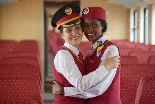 10月1日，在埃塞俄比亚首都亚的斯亚贝巴拉布车站，中方列车长丁继华（左）和埃塞俄比亚乘务员沃克内什·贝特鲁拥抱。新华社记者 孙瑞博 摄