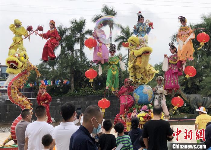 肇庆高要梦幻奇趣园举行中秋飘色巡游。　曾令华 摄