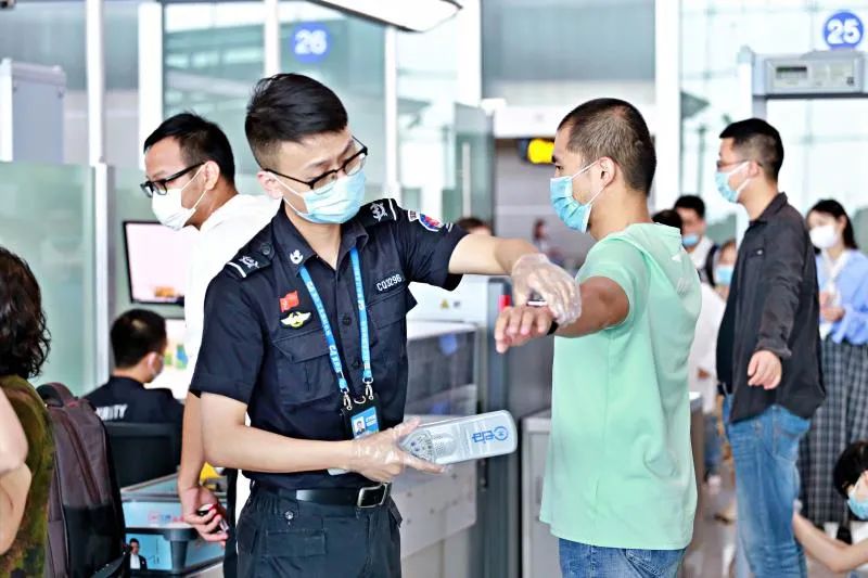 旅客正在接受安检.重庆机场集团供图