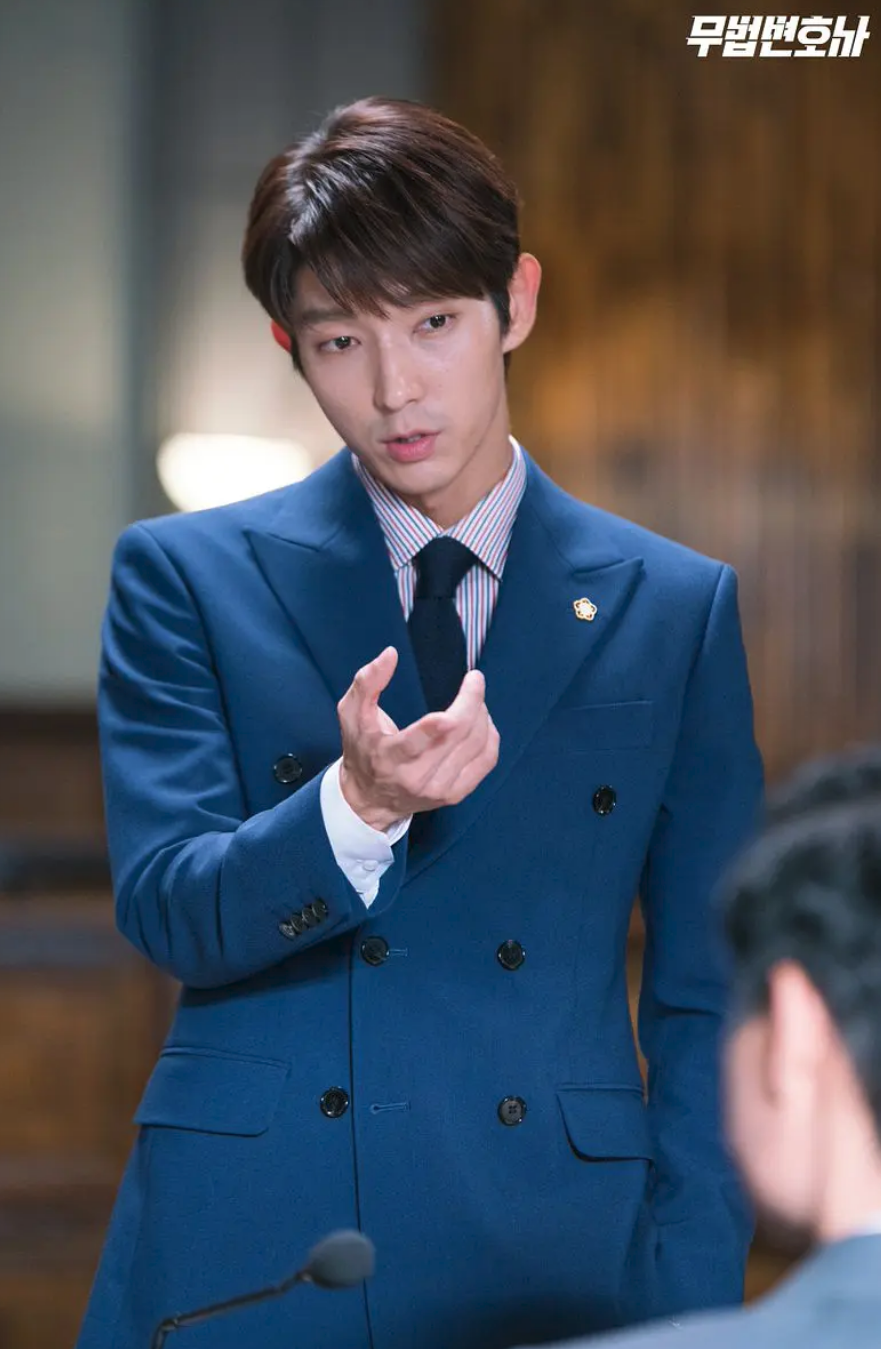 正文  港真,82年生的李准基,在这部剧里完全看不出年龄感.