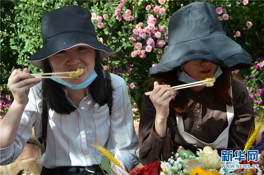 "百花宴"活动吸引了来自全国各地的游客吃鲜花,品花茶(10月1日摄).