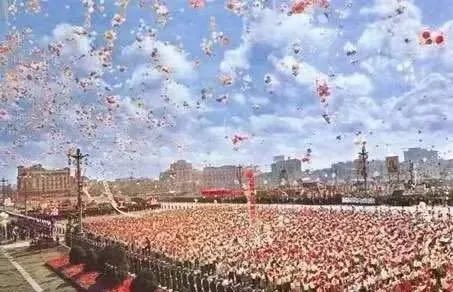 成都人民广场毛主席雕像什么时候修建的