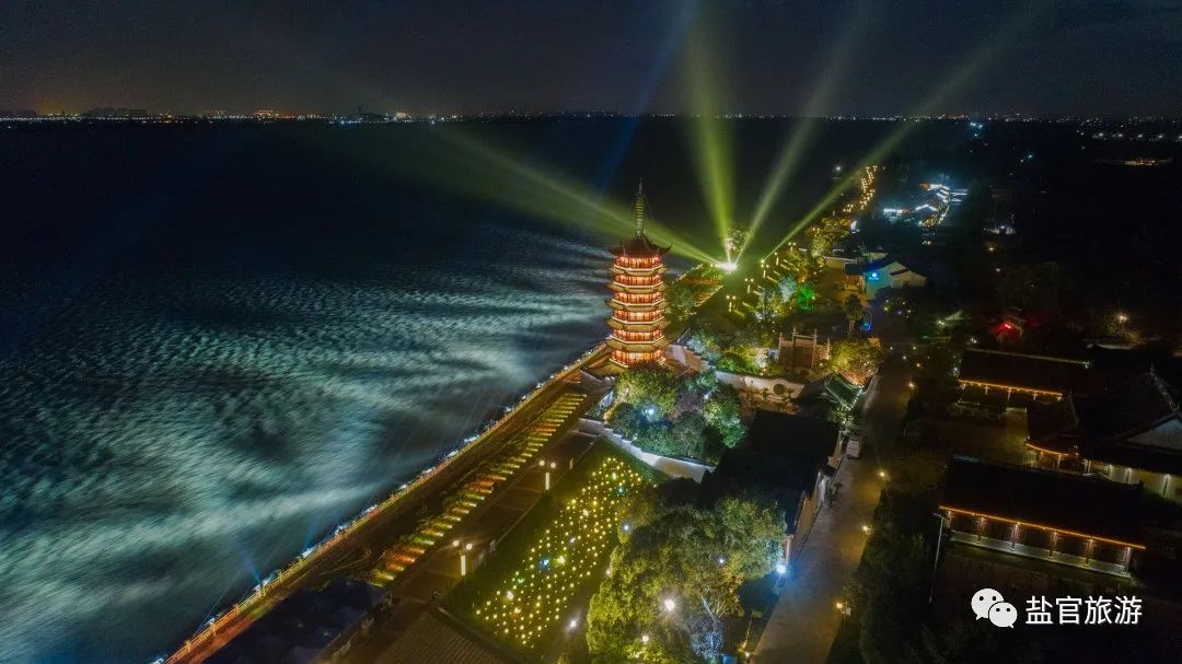 点缀在绵长的江岸线上千年占鳌塔犹如一粒明珠华灯初上的盐官海塘深蓝