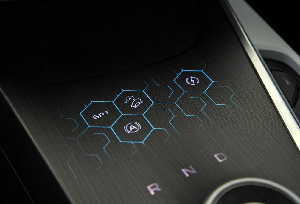 用户可以在不离开行驶视线的情况下进行操作,这点也是触控屏幕无法