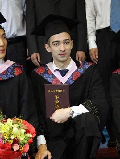 韦唯26岁儿子近照曝光,眉清目秀五官精致,颜值高还是个学霸