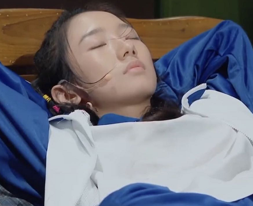 火箭少女的睡姿孟美岐露男儿本性看到杨超越拔脖子呢