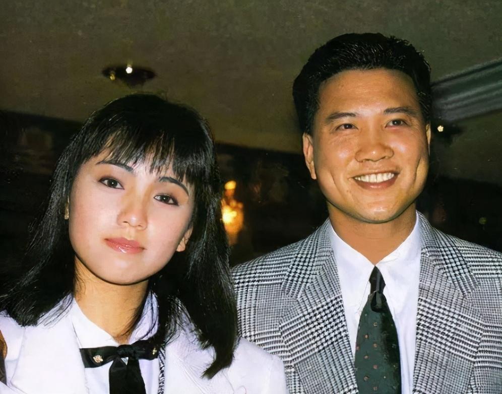随养父姓氏,出道即巅峰,却为钱狂拍烂片,万梓良一手好牌打稀烂