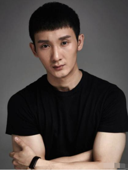 长相虽然演不了主要,但人家演技磨练很出色,在《打狗棍》中的表演征服