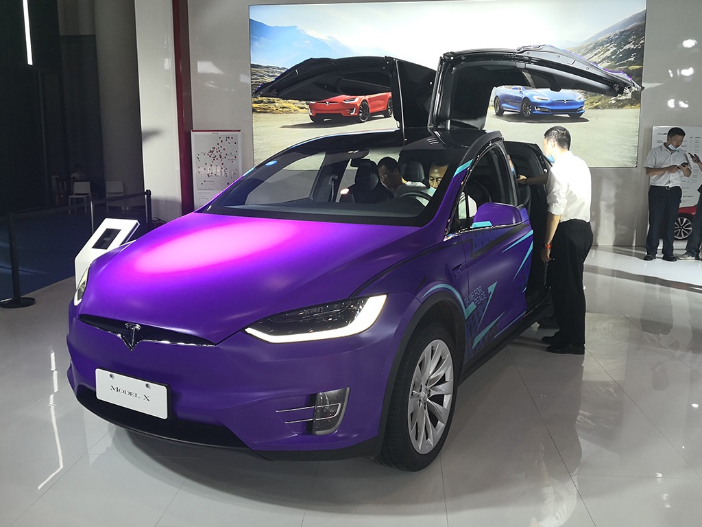 涂上"荧光紫"的特斯拉model x,犹如马斯克脑洞般的骚气