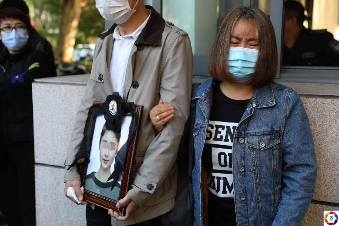 大学老师杀害19岁女学生案开庭遇害者父母捧女儿遗像法院前痛哭