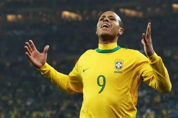 菲尔米诺,热苏斯和理查利森,谁才是巴西队,最强的9号球员