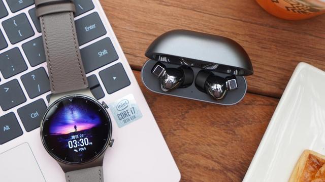 我们再看向侧面,华为watch gt2 pro设计了两枚实体按键,一枚电源键