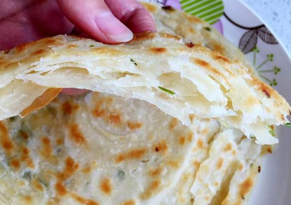 烙饼又干又硬?有人开水烫面,有人多抹油,都错了!教你正确做法