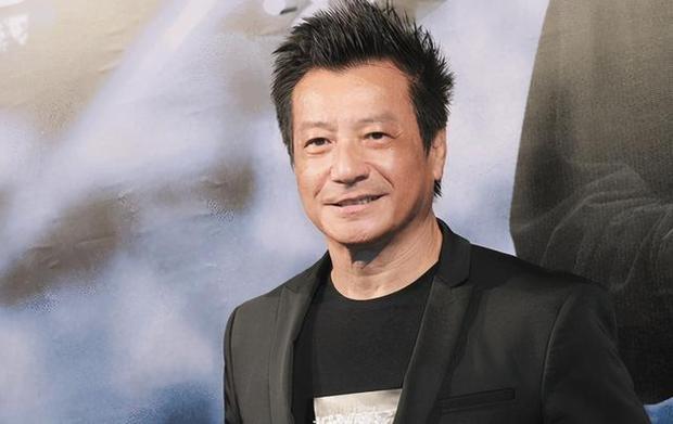 72岁石修晒与儿子合照,父子两看起来似兄弟,结婚50