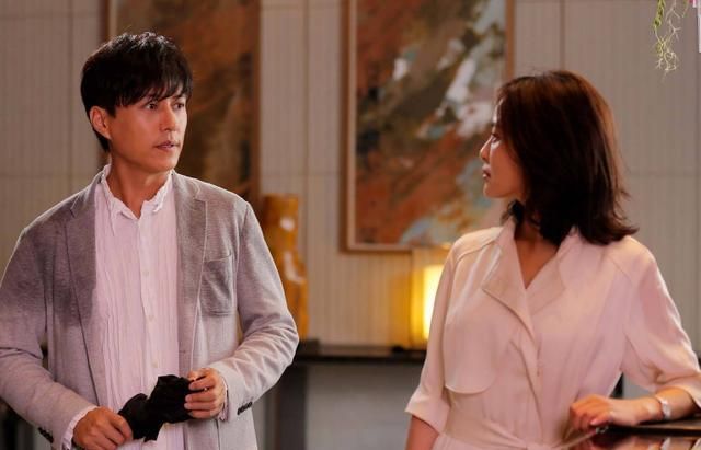 靳东与辛芷蕾亲密合照动作如胶似漆网友吐槽你有老婆你忘了